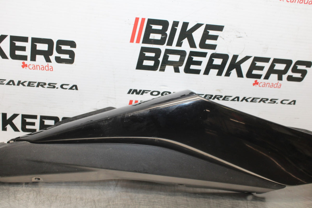 23 YAMAHA YZF R3 RIGHT REAR BACK TAIL FAIRING COWL SHROUD BB806