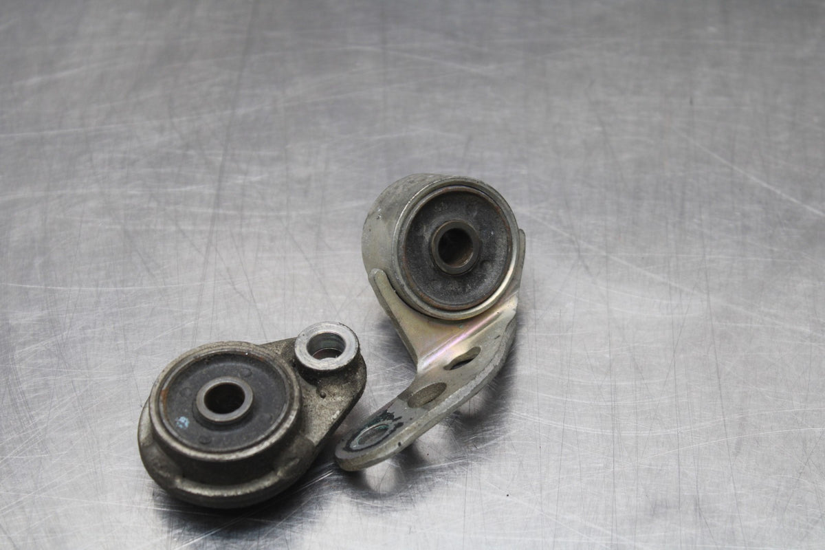 08-16 YAMAHA YZF R6 EXHAUST PIPE HEADER BRACKETS PAIR BB856