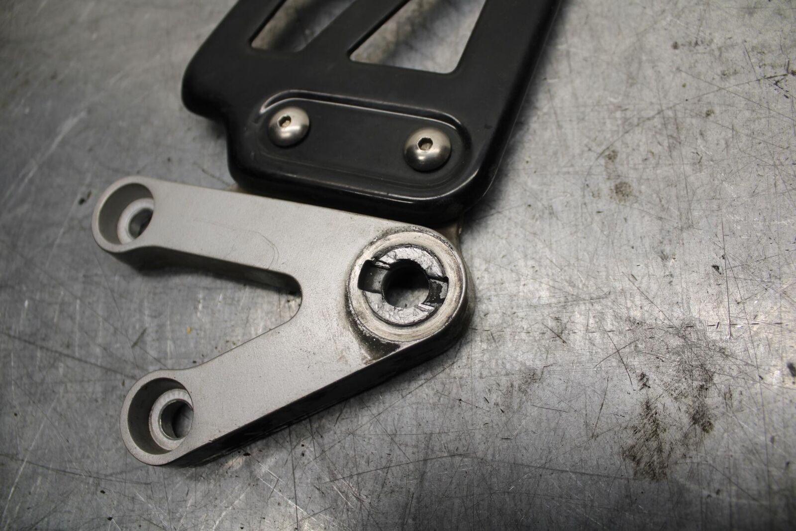 2002 Suzuki GSXR1000 LEFT REARSET REAR SET DRIVER FOOT PEG BRACKET MOUNT BB73