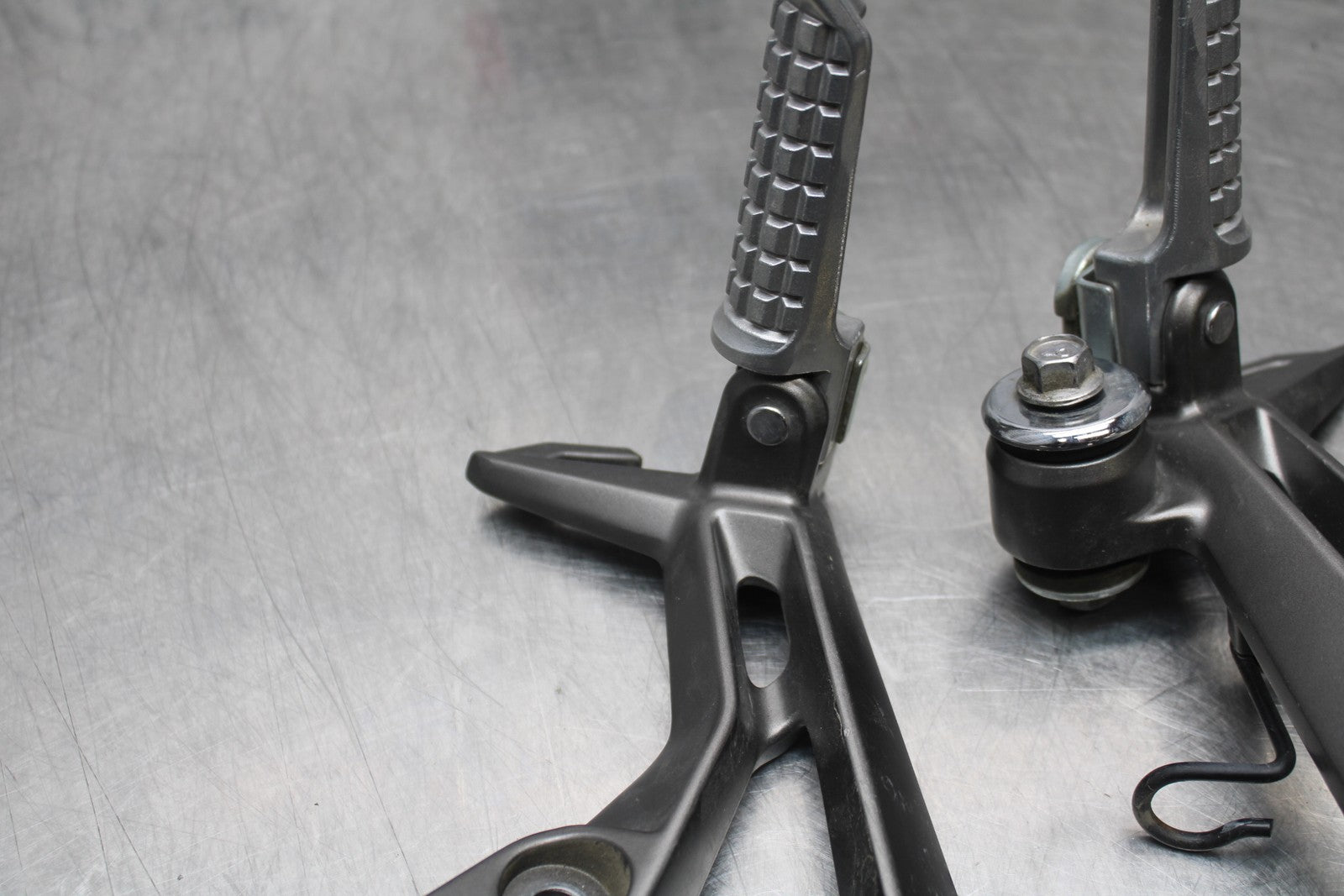 13-17 KAWASAKI NINJA 300 EX300 ABS REAR BACK PASSENGER PEG SET PAIR BB187