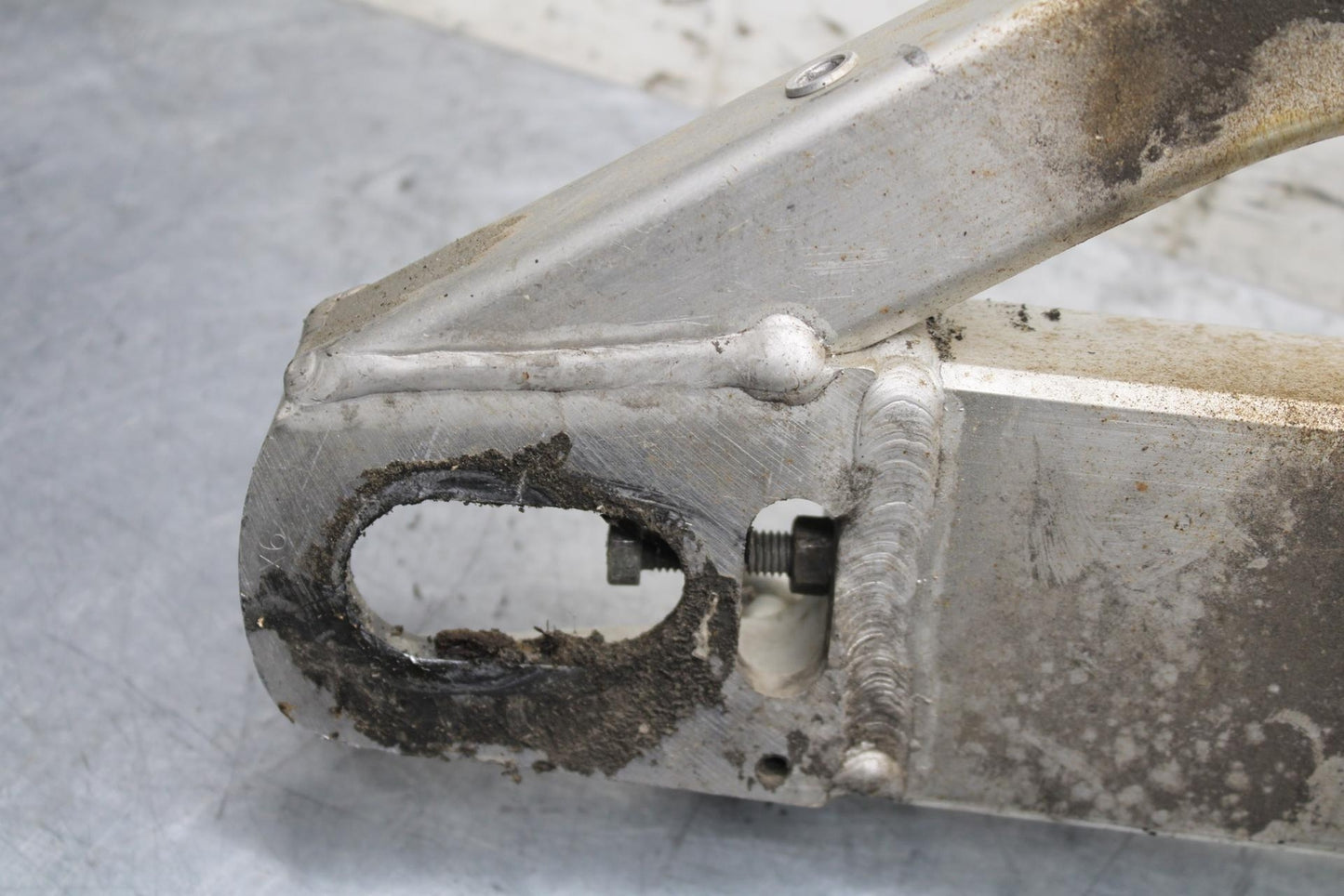 2000 Yamaha YZF R6 REAR SWINGARM BACK SUSPENSION 5EB-22110-01-00 BB558