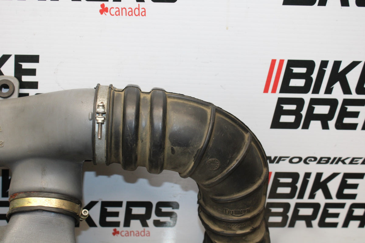 05 TRIUMPH ROCKET III AIR INTAKE DUCT TUBE BB186