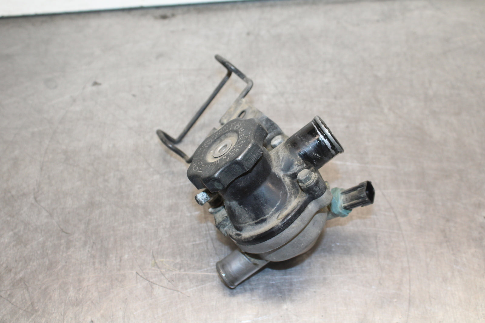 03-08 KAWASAKI VULCAN 1600 THERMOSTAT W HOUSING ASSEMBLY BB754