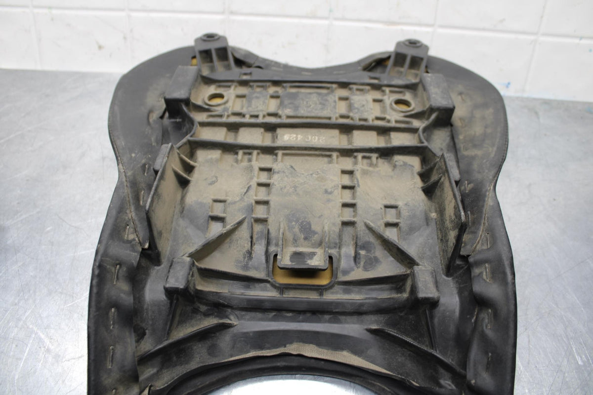 2007 Yamaha YZF R6 FRONT DRIVERS SEAT PAD SADDLE PILLION 2C0-24710-00-00 BB590