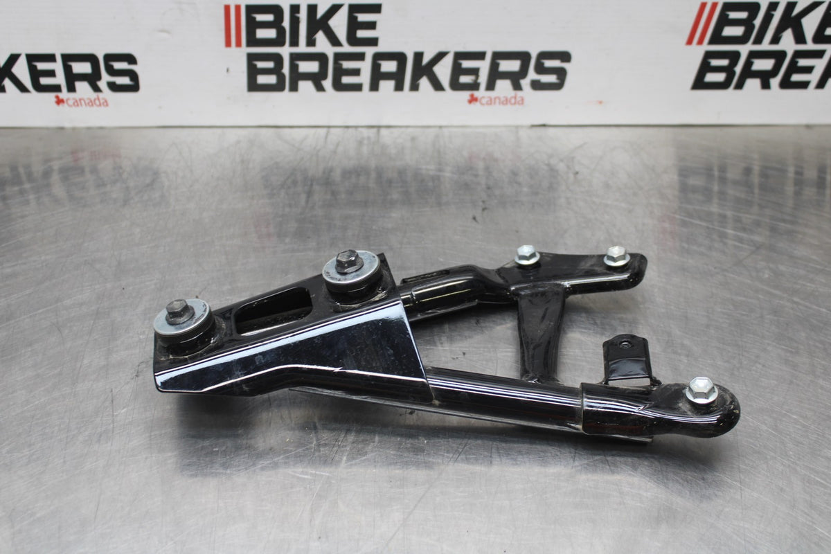 15 SUZUKI BOULEVARD C50 MUFFLER EXHAUST PIPE BRACKET MOUNT BB775