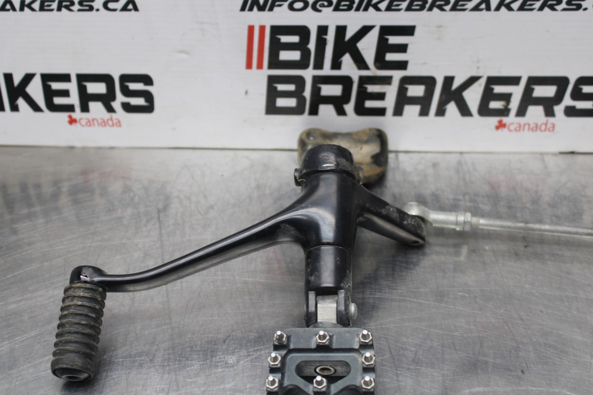 09 HARLEY-DAVIDSON SPORTSTER 1200 CUSTOM XL1200C LEFT FORWARD CONTROL  BB776