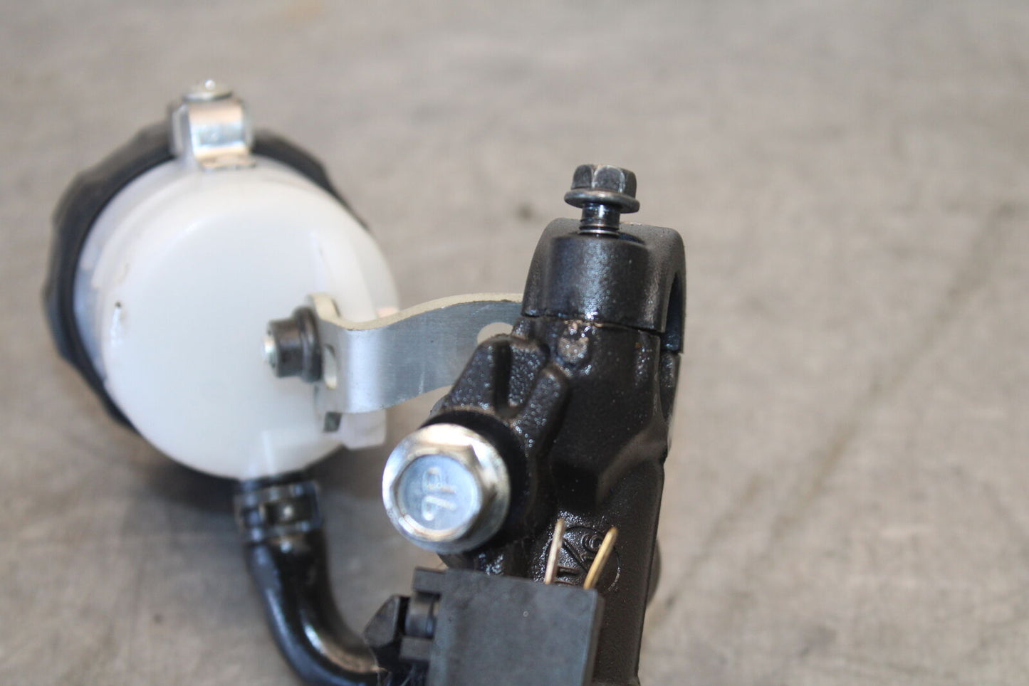 11-24 SUZUKI GSXR750 FRONT BRAKE MASTER CYLINDER w/ LEVER BB687