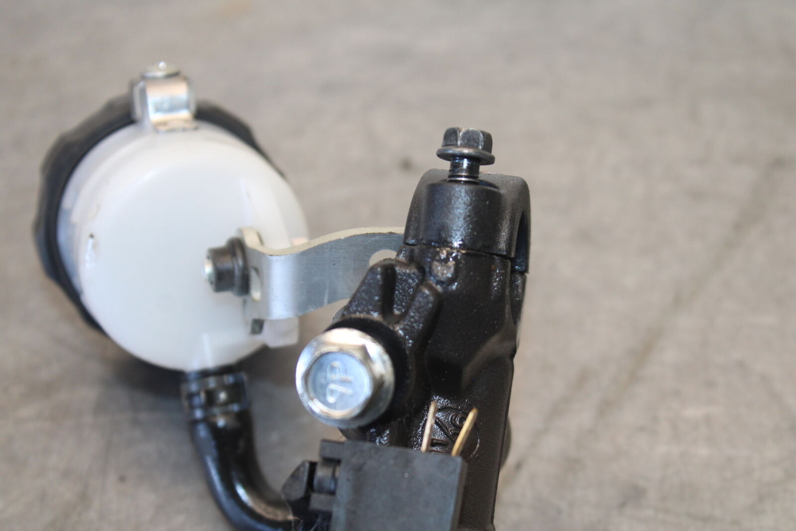 11-24 SUZUKI GSXR750 FRONT BRAKE MASTER CYLINDER w/ LEVER BB687