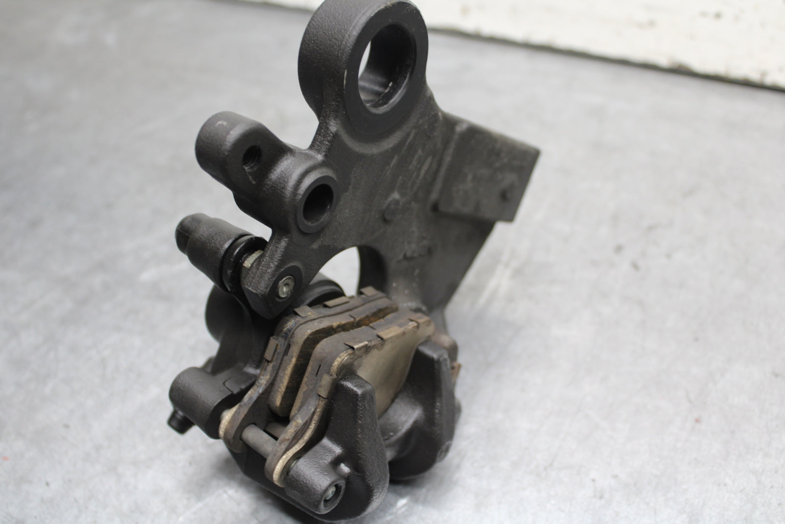 13-18 KAWASAKI NINJA ZX6R REAR BRAKE CALIPER W MOUNT BRACKET 43080-0114-DJ BB666