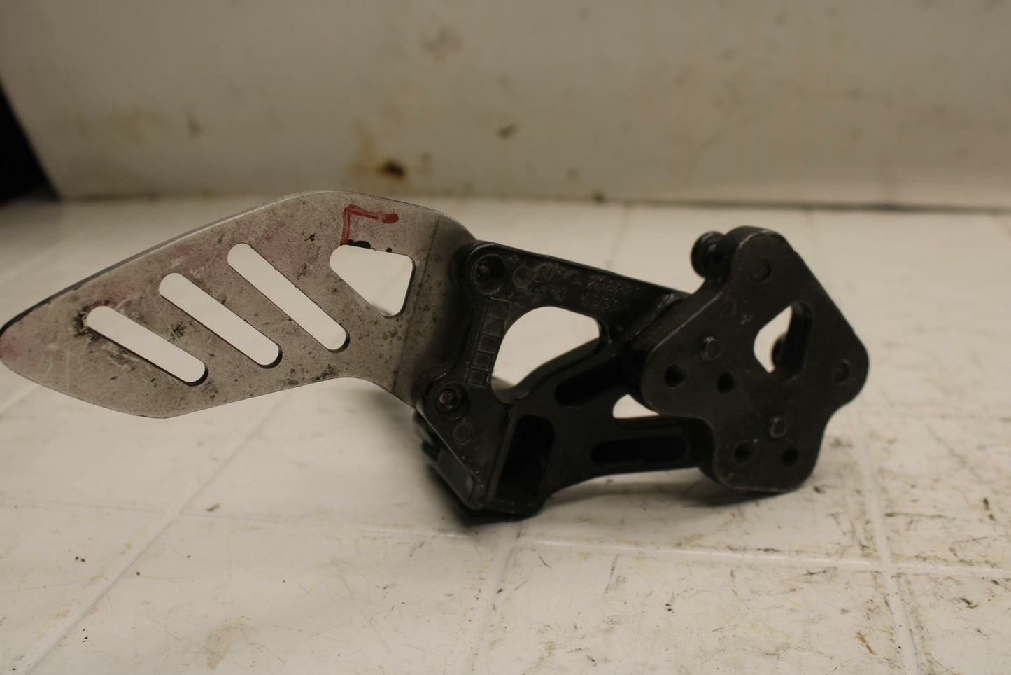 06-07 SUZUKI GSXR600 LEFT REARSET REAR SET DRIVER FOOT PEG BRACKET MOUNT BB15