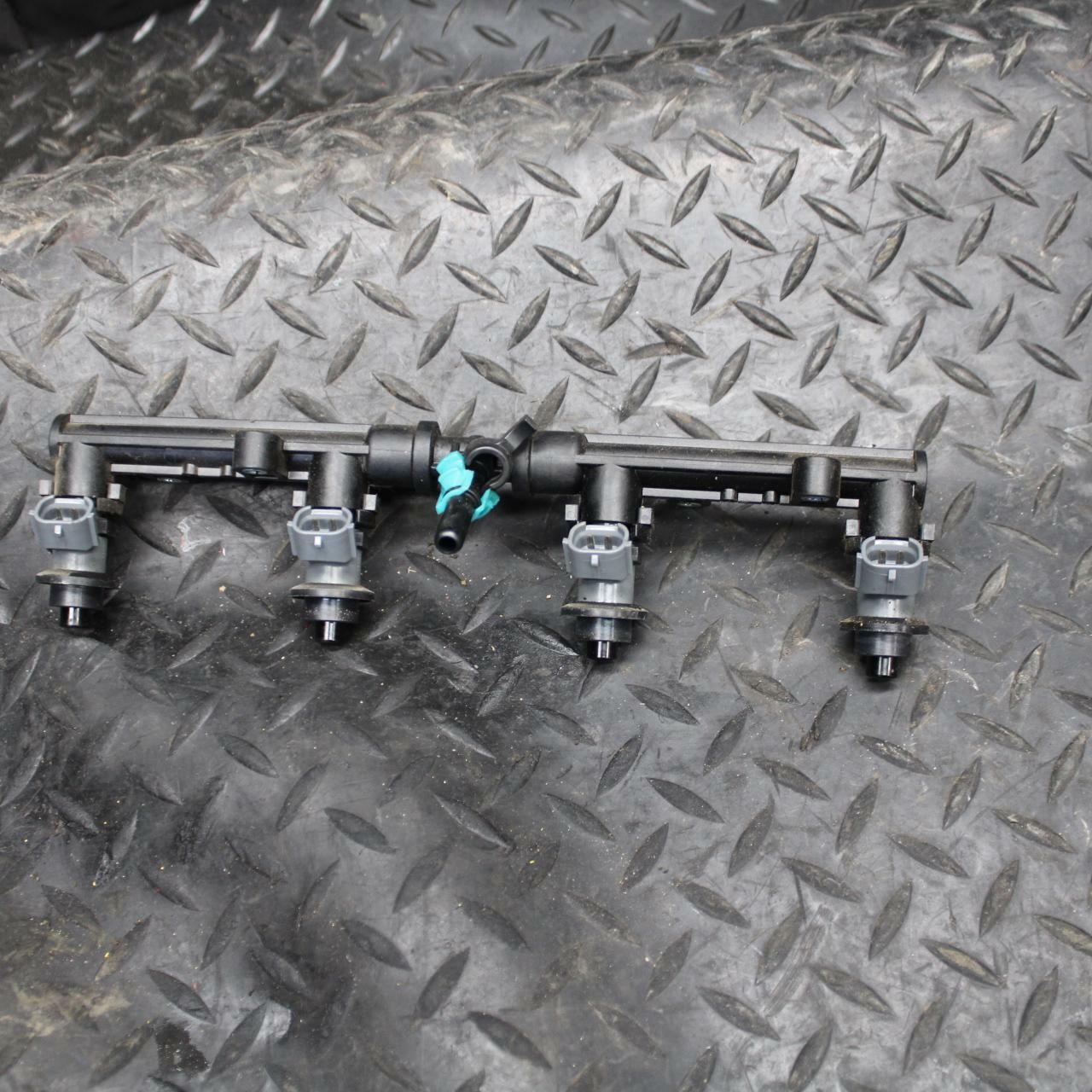 10-11 HONDA CBR1000RR SECONDARY FUEL INJECTORS TOP AIRBOX GAS RAIL BB228