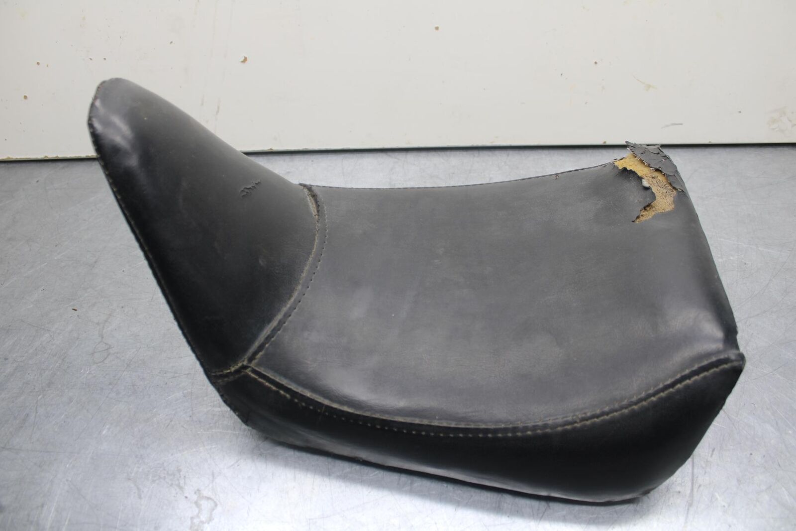 1988 Yamaha FZ600 FRONT DRIVERS SEAT PAD SADDLE BB601