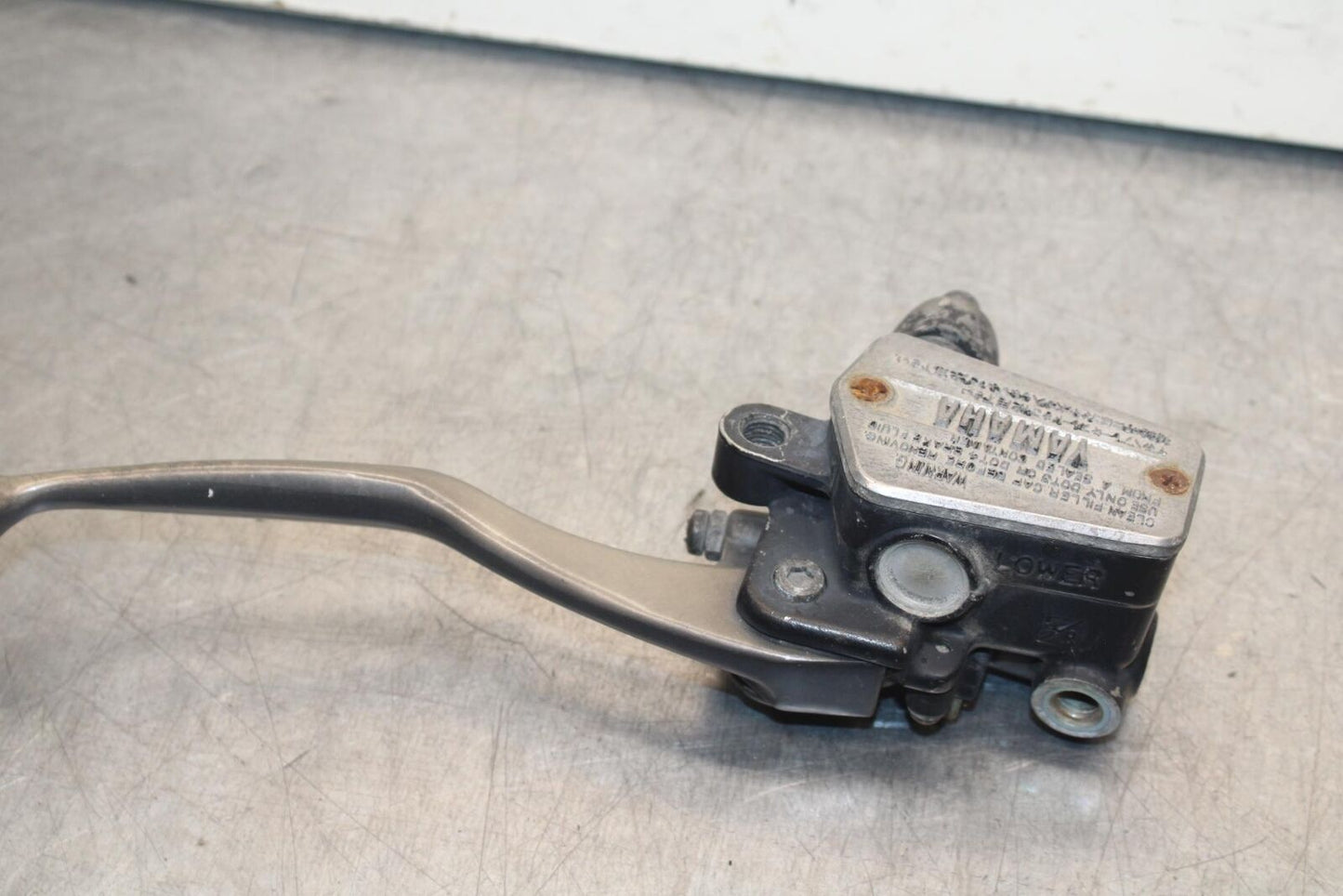 1988 Yamaha FZ600 FRONT BRAKE MASTER CYLINDER w/ LEVER BB601