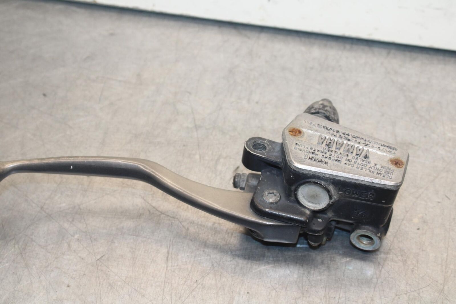 1988 Yamaha FZ600 FRONT BRAKE MASTER CYLINDER w/ LEVER BB601