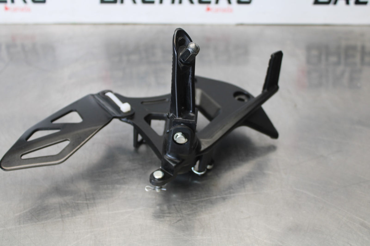 18 SUZUKI GSXR1000 RIGHT REARSET REAR SET DRIVER FOOT PEG REST STOP BB642