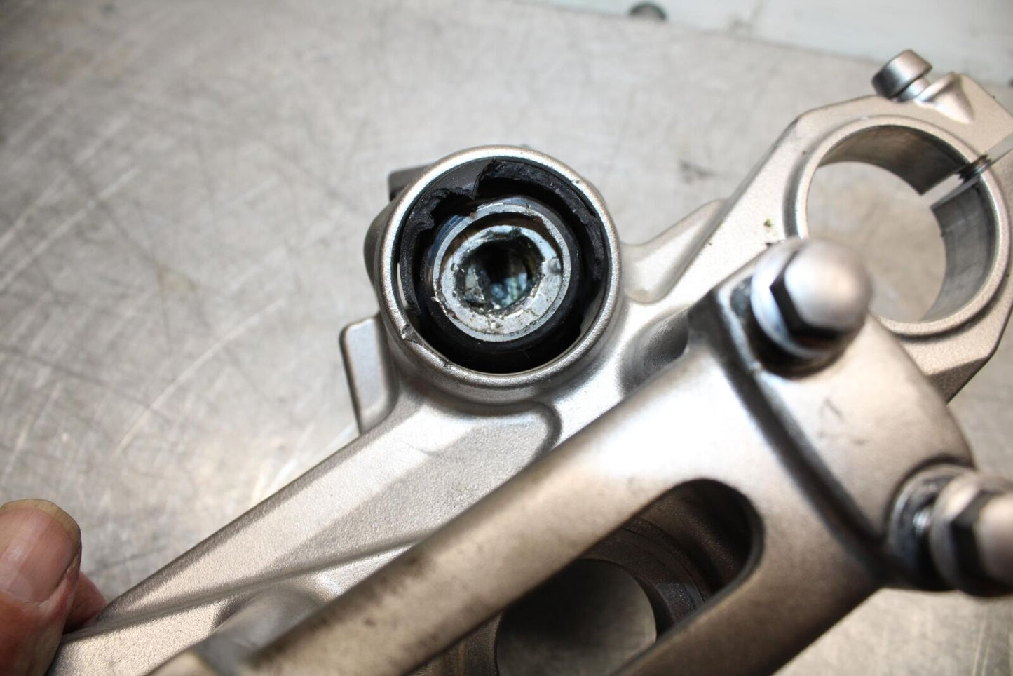 06-07 KAWASAKI NINJA 650R EX650A FORKS UPPER TRIPLE TREE CLAMP