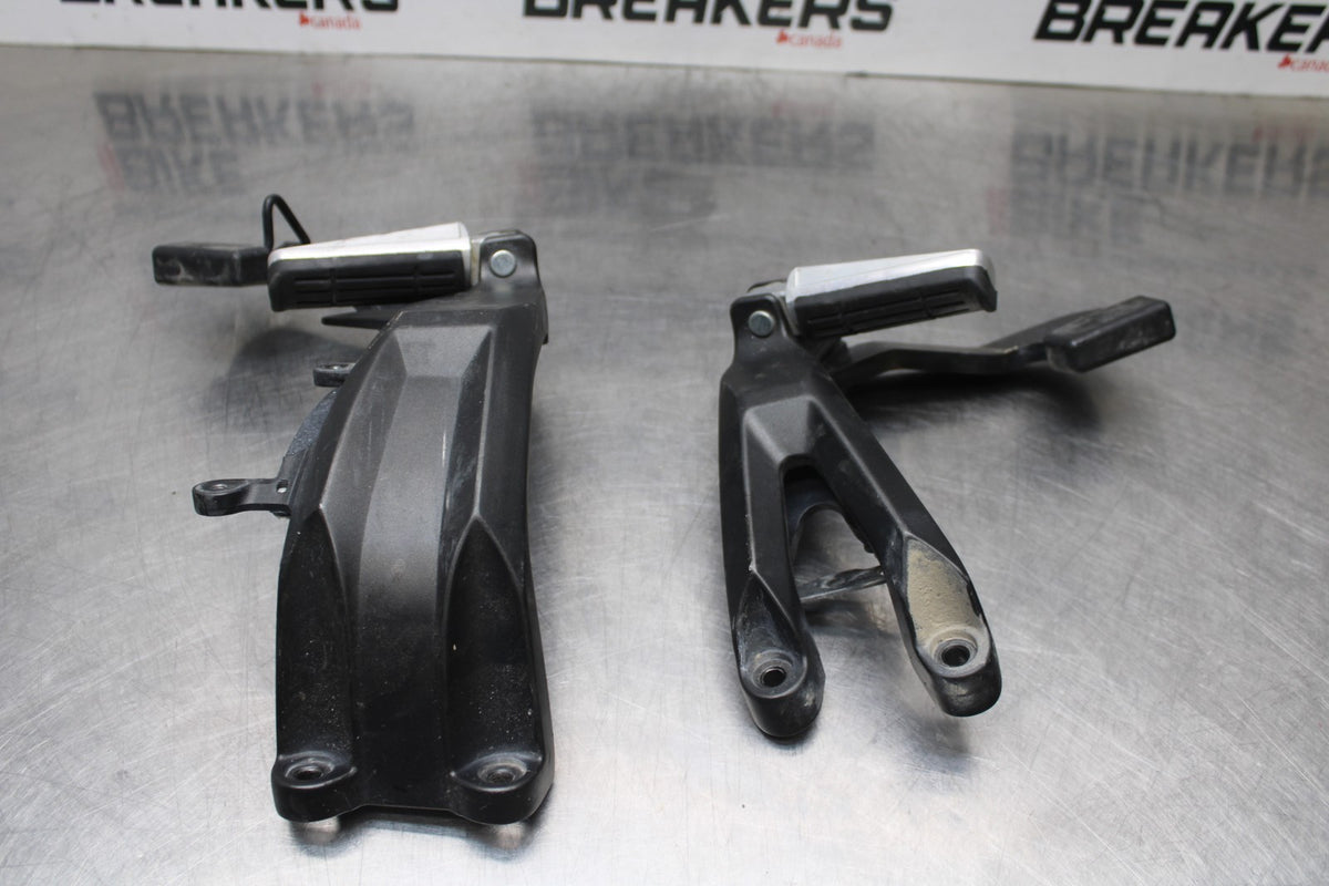 18 YAMAHA SUPER TENERE REAR BACK PASSENGER PEG SET PAIR BB832
