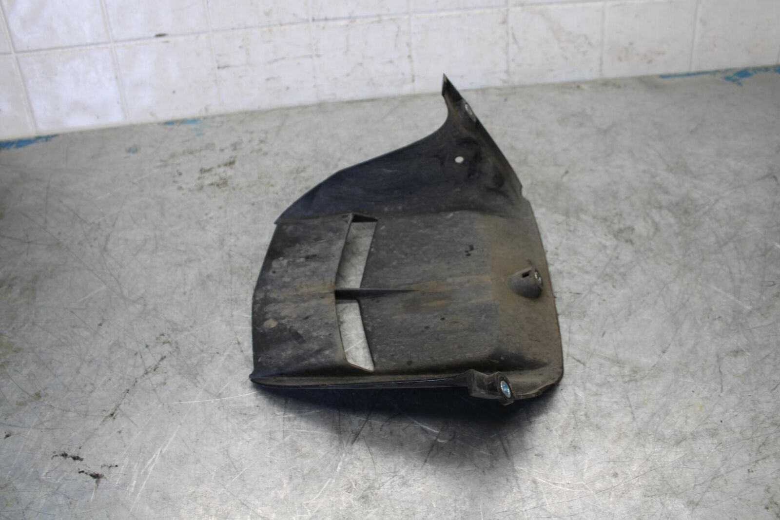 08-16 YAMAHA YZF R6 REAR BACK WHEEL TIRE HUGGER FENDER BB431