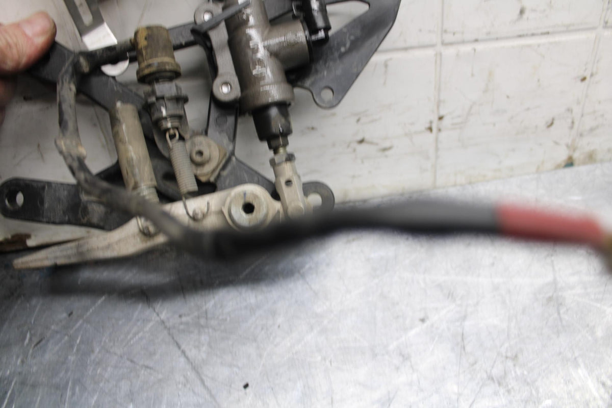 18 YAMAHA YZF R1  RIGHT REARSET REAR SET DRIVER FOOT PEG REST STOP BB473