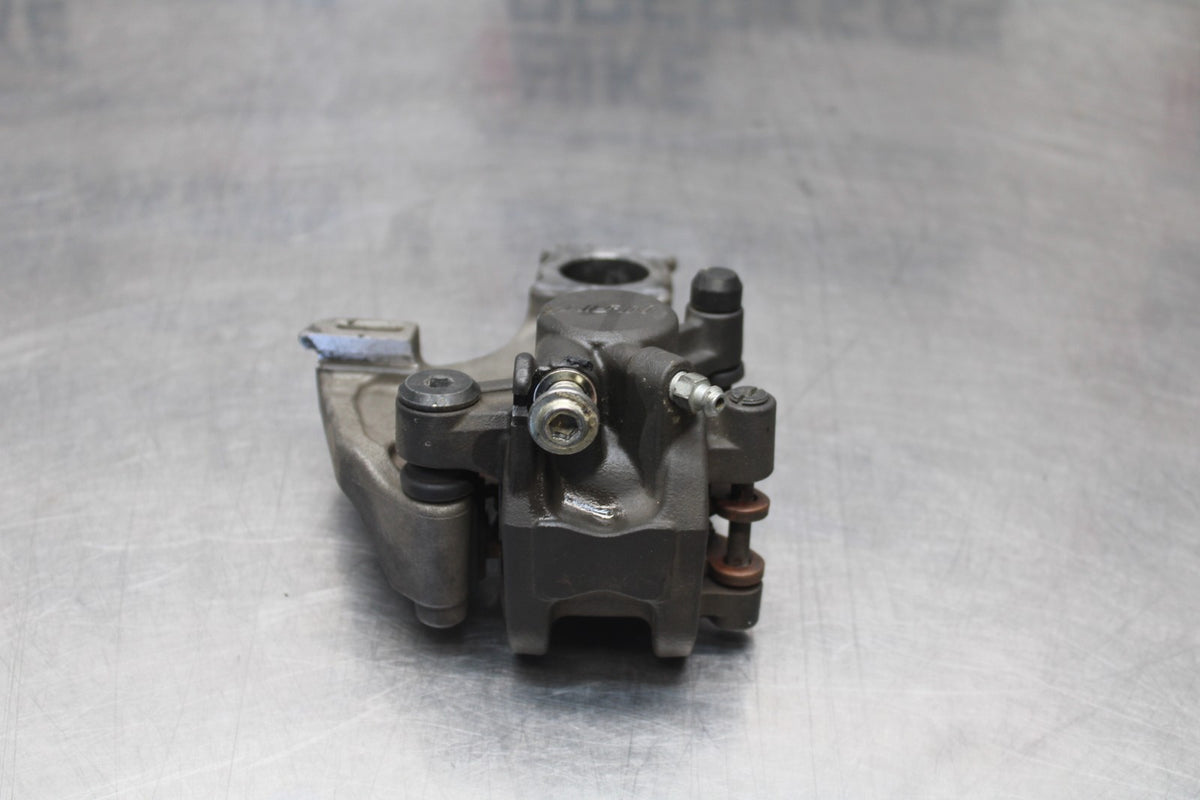 09 SUZUKI GSXR1000 REAR BACK BRAKE CALIPER W MOUNT BRACKET BB777
