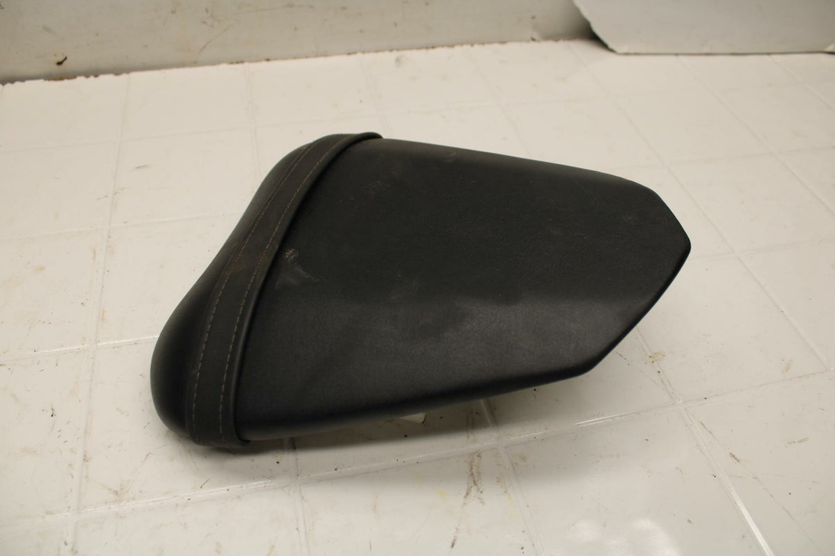 08-16 YAMAHA YZF R6 REAR BACK PASSENGER TANDEM SEAT PAD SADDLE PILLION BB406