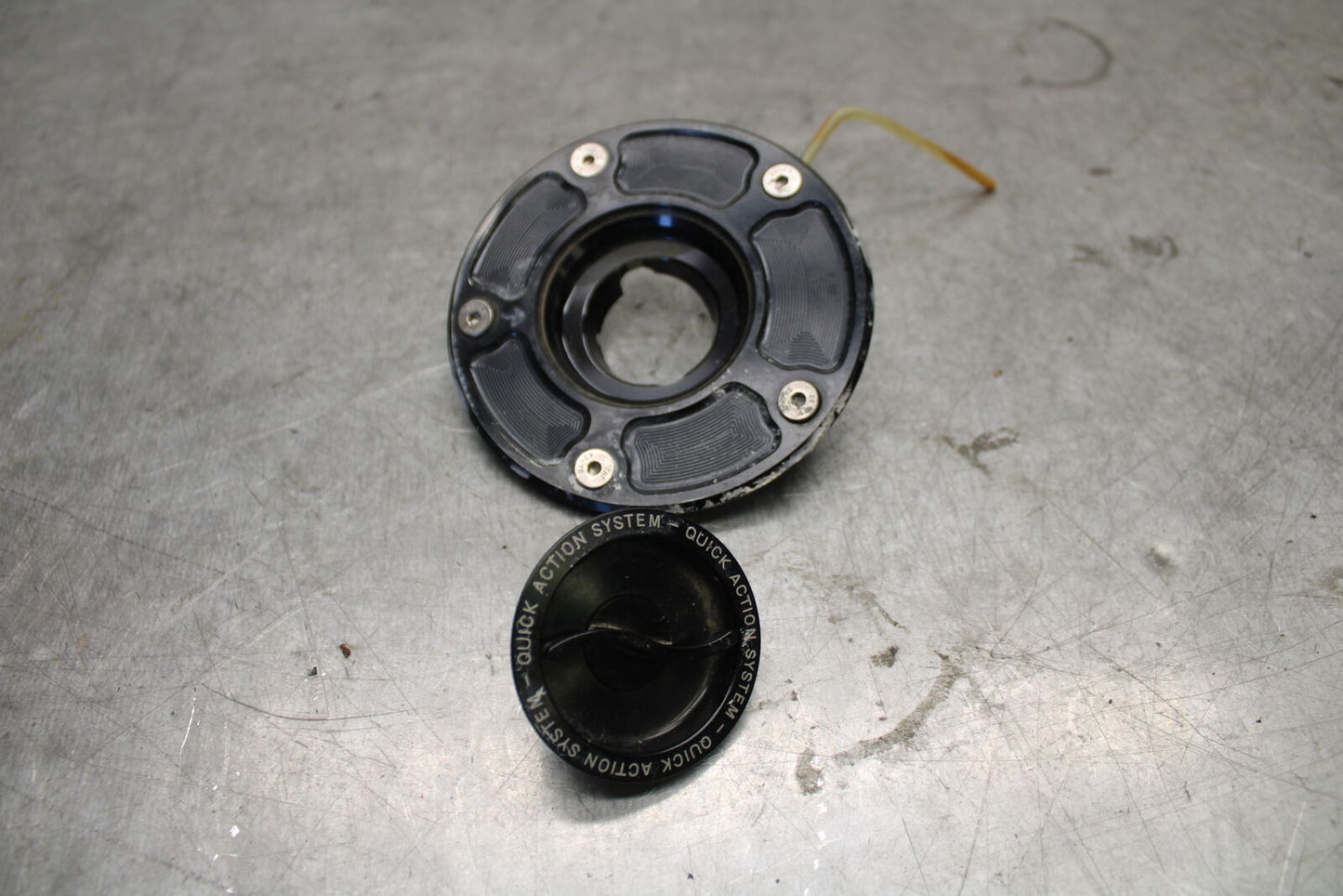 05-06 SUZUKI GSXR1000 FUEL TANK GAS CAP BB677