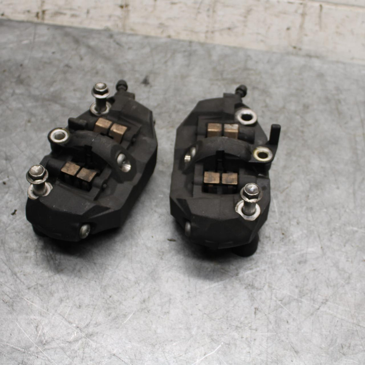 06-07 SUZUKI GSXR600 RIGHT LEFT FRONT BRAKE CALIPER SET PAIR CALIPERS BB543