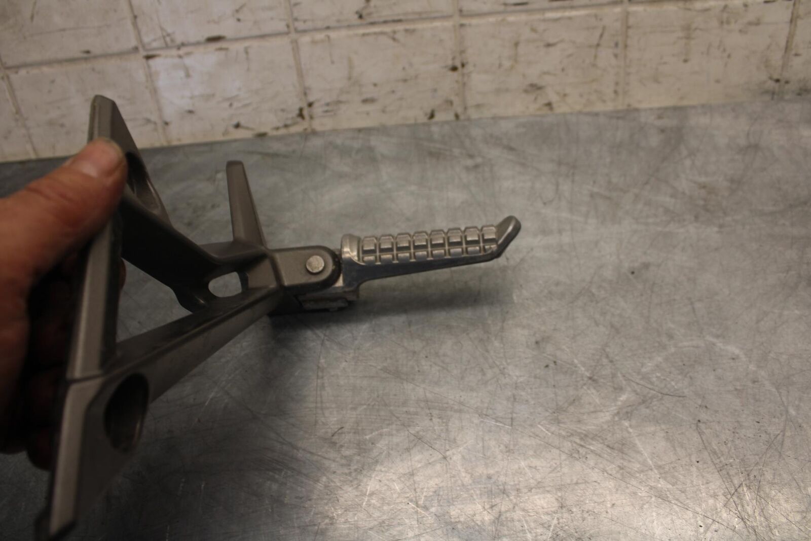 2015 Kawasaki Ninja 300 EX300B ABS LEFT REAR BACK PASSENGER PEG BRACKET BB518