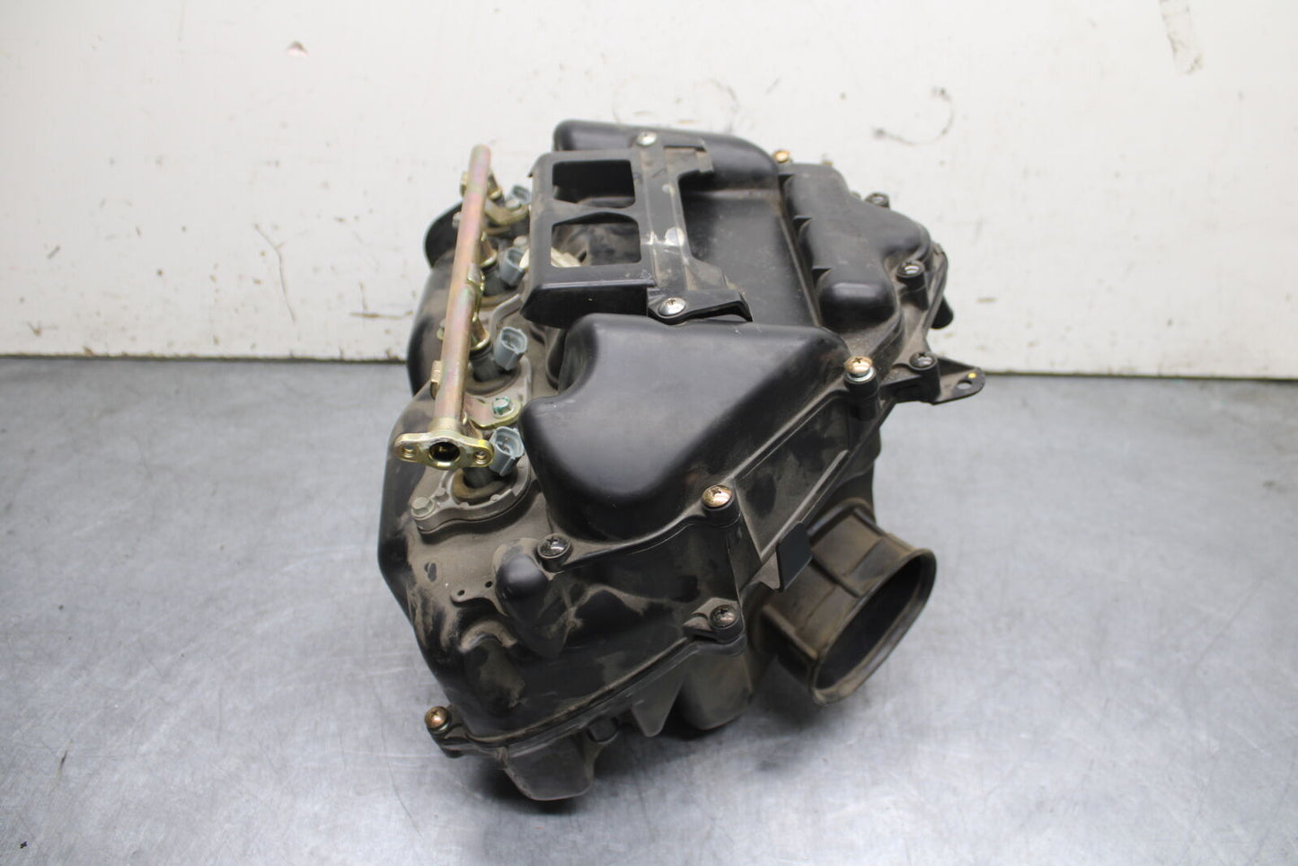 05-06 HONDA CBR600RR AIRBOX AIR INTAKE FILTER BOX W TOP RAIL INJECTORS BB727