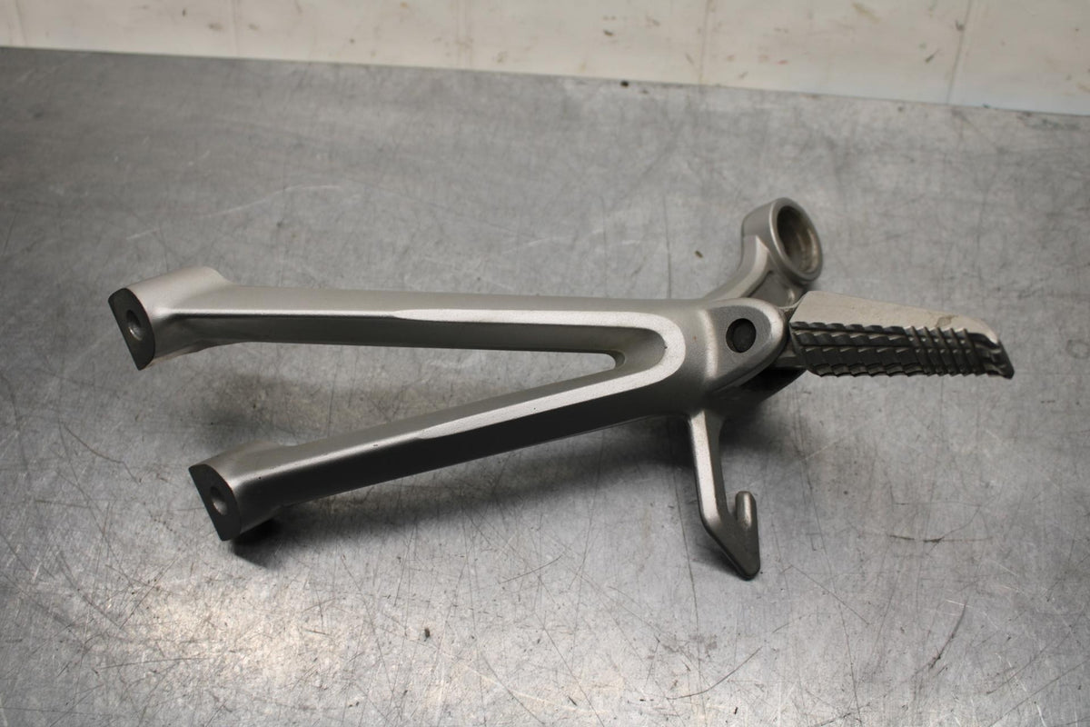 2008 Suzuki GSXR 600 750 RIGHT REAR BACK PASSENGER PEG 43600-21H00 BB584