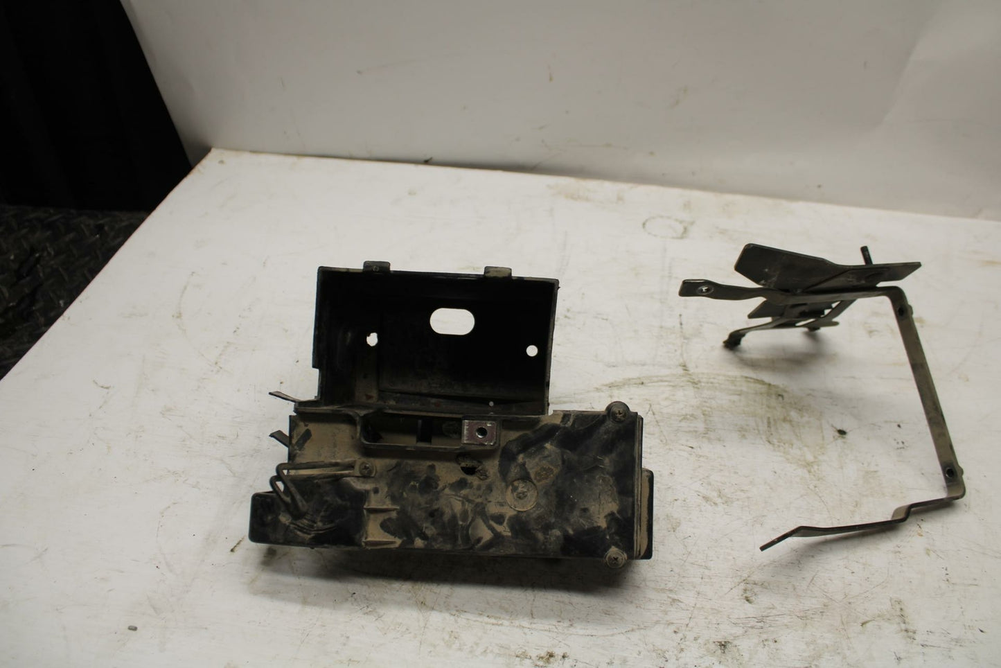 06 HONDA SHADOW 750 VT750C BATTERY TRAY BOX HOLDER BB352