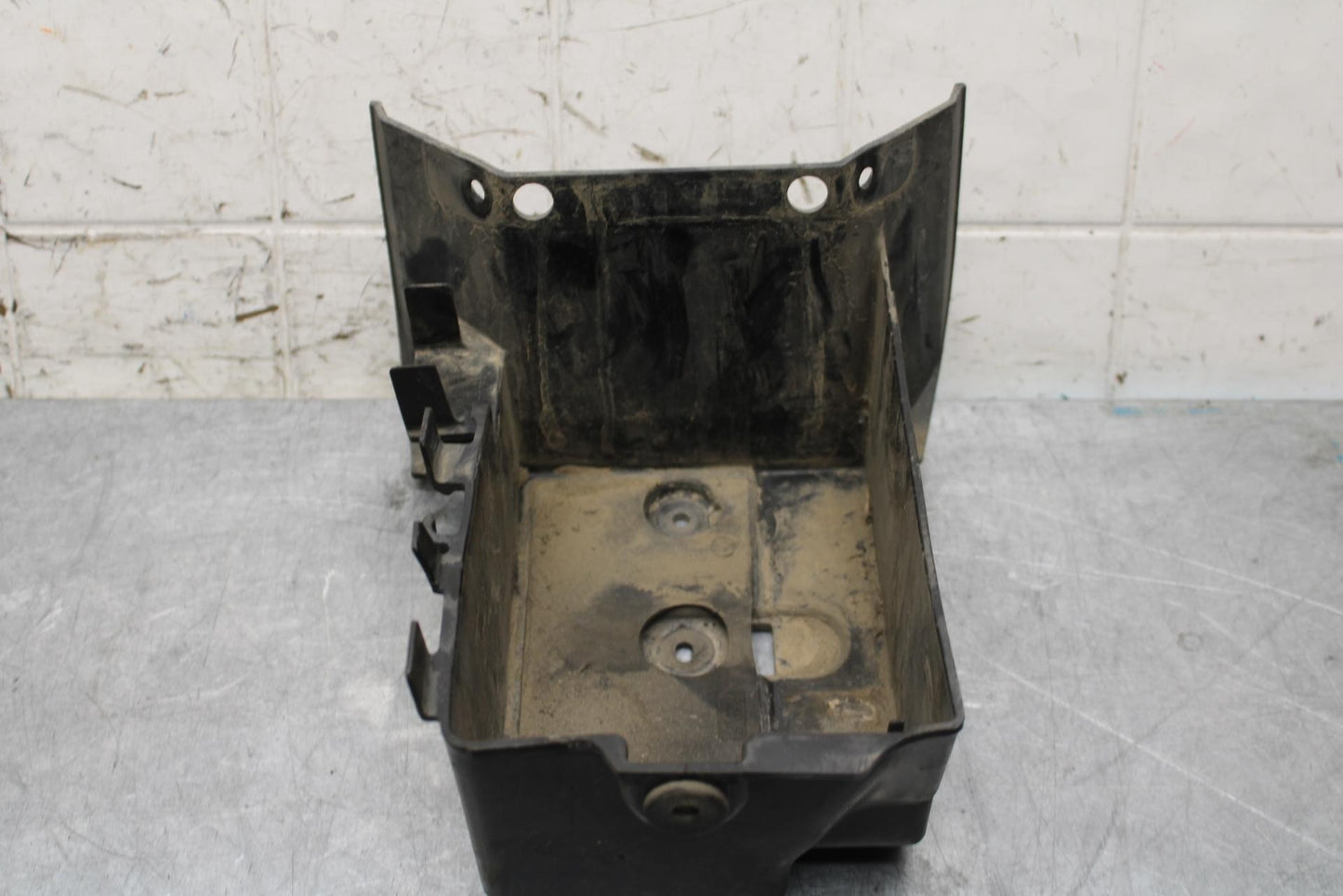 2005 Kawasaki Vulcan 1600 VN1600D Nomad BATTERY TRAY BOX HOLDER BB556