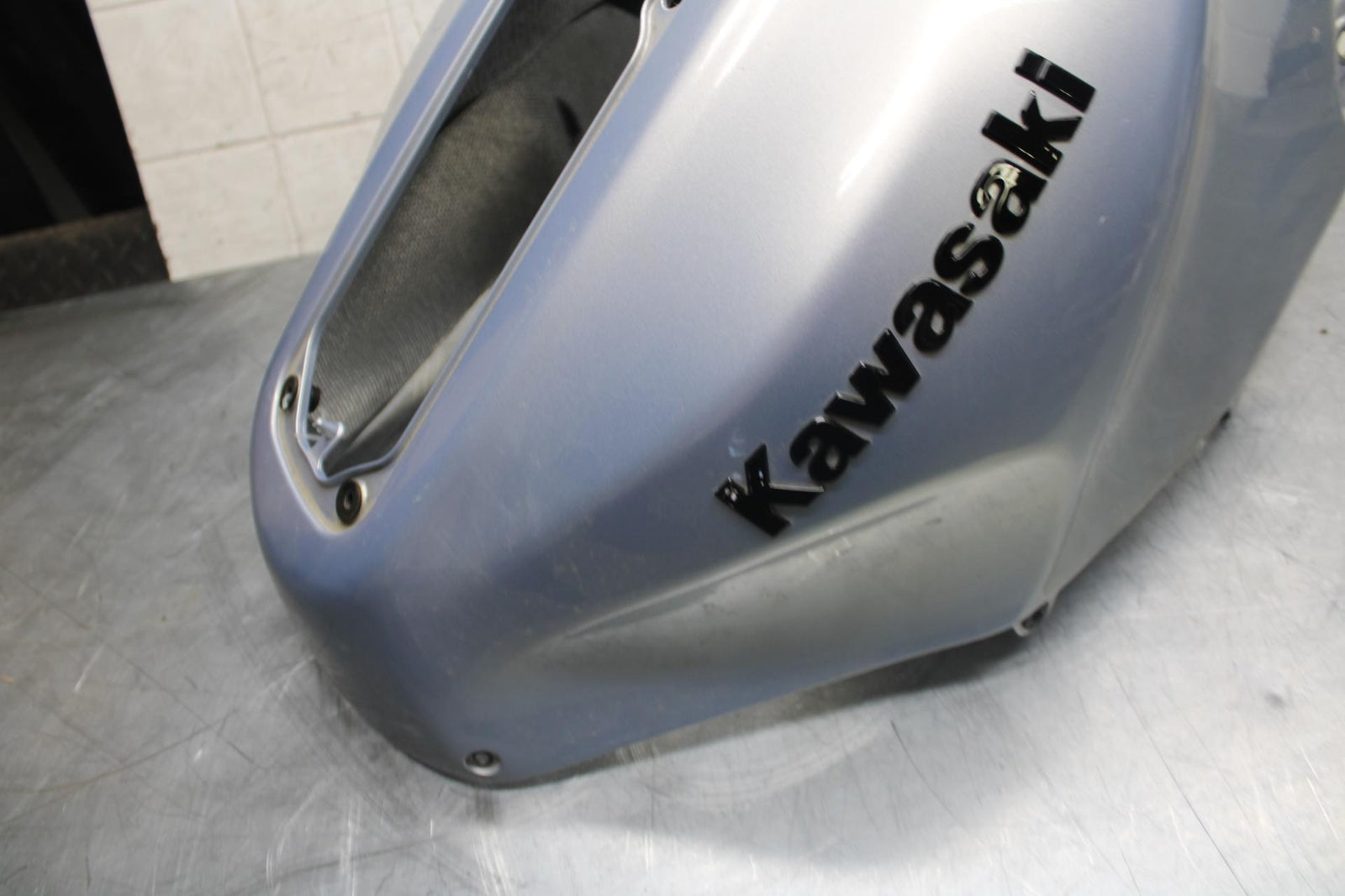 2003 Kawasaki Ninja ZX12R ZX1200B GAS TANK FUEL CELL COVER FAIRING COWL BB472