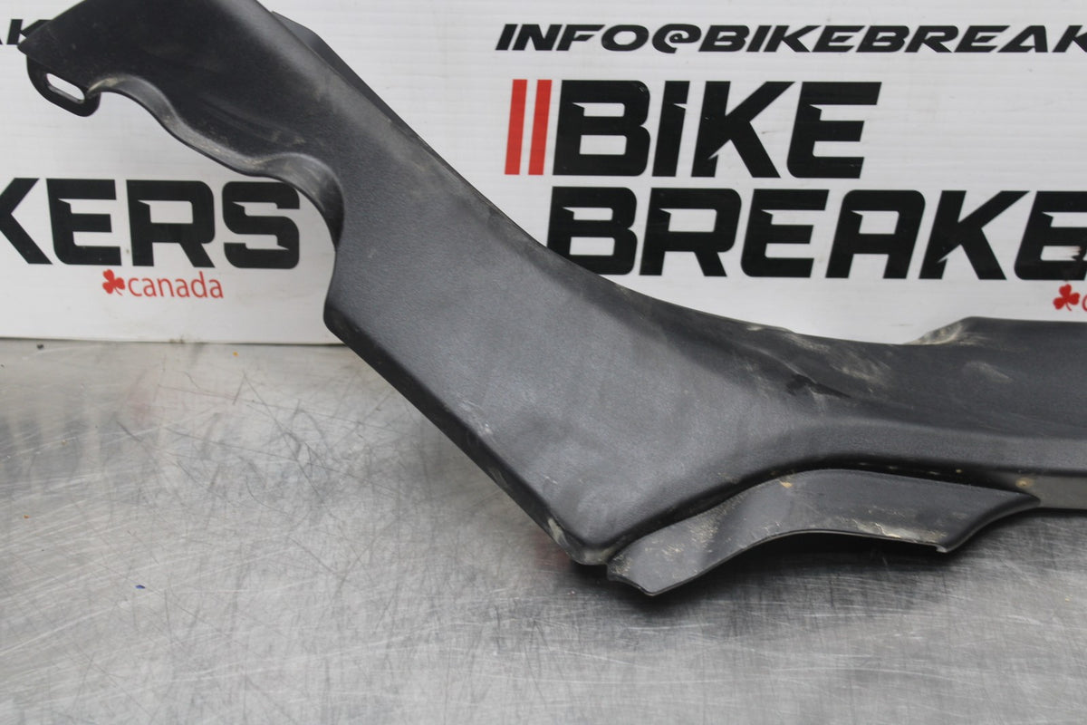 22-25 YAMAHA YZF R7 RIGHT FRONT SIDE SEAT SADDLE PANEL TRIM COWL FAIRING BB769