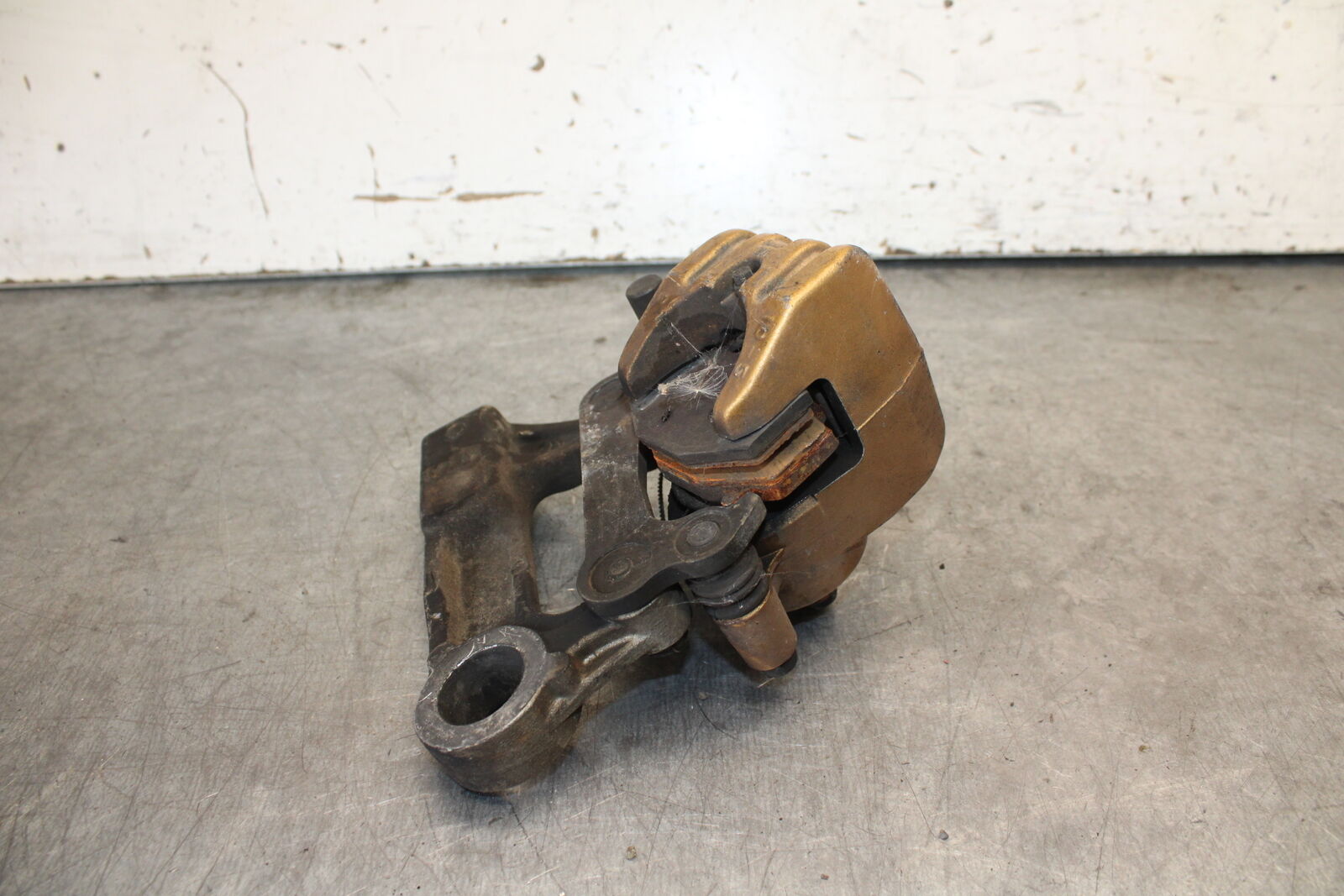 03-04 KAWASAKI NINJA ZX6RR REAR BACK BRAKE CALIPER W MOUNT BRACKET BB684