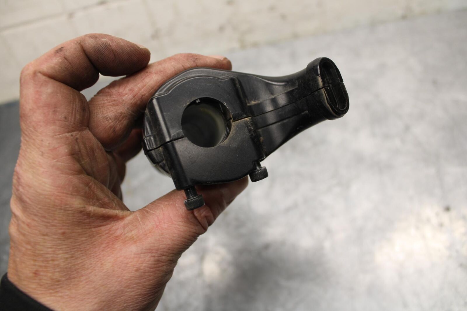18 YAMAHA YZF R1  THROTTLE CABLE LINE HOUSING GUIDE BB473