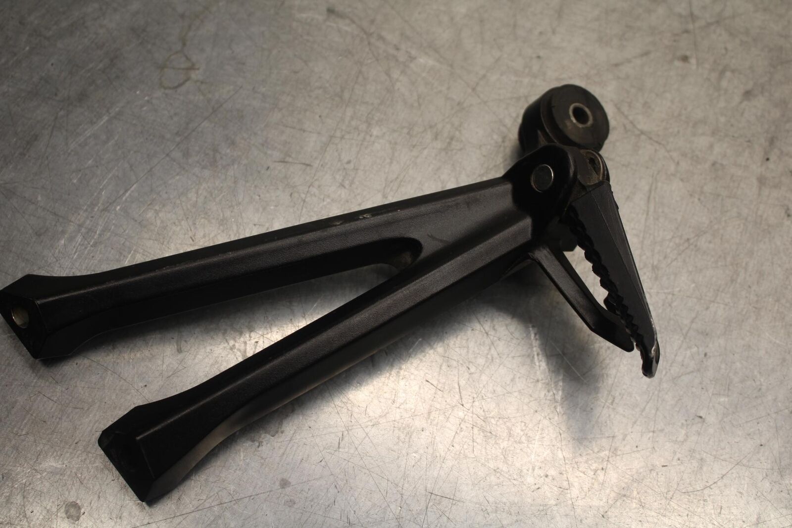 2011 Suzuki GSXR600 REAR BACK PASSENGER PEG SET PAIR BB602