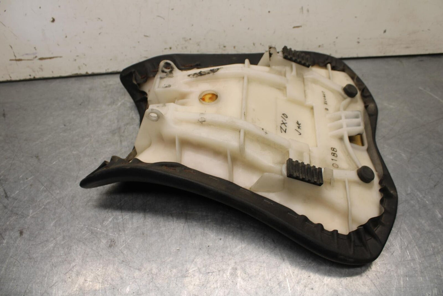 08-19 KAWASAKI NINJA ZX10R FRONT DRIVERS SEAT PAD SADDLE PILLION BB636