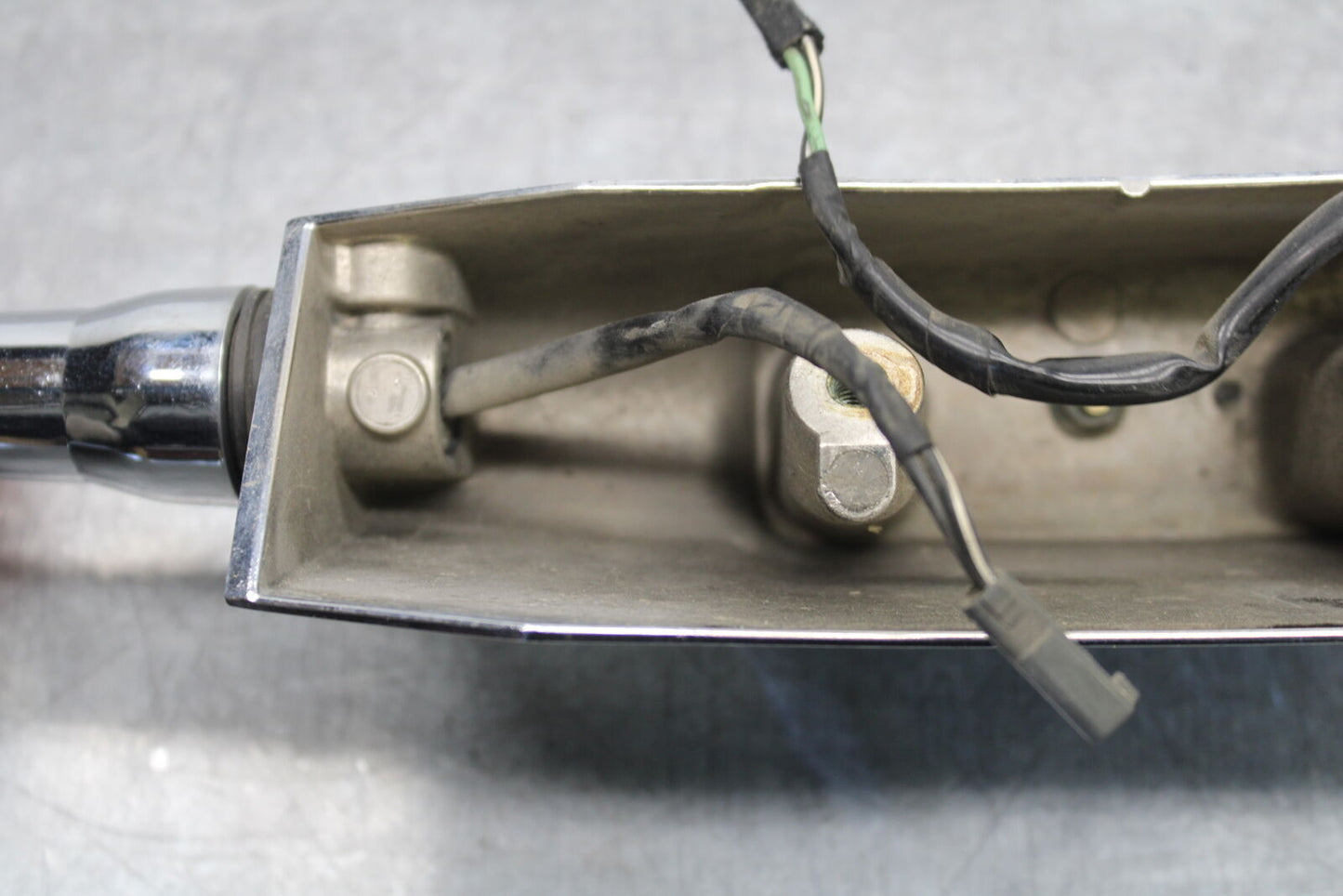 05-09 SUZUKI BOULEVARD C90 REAR BACK TURN SIGNAL BAR MOUNT BRACKET BB692