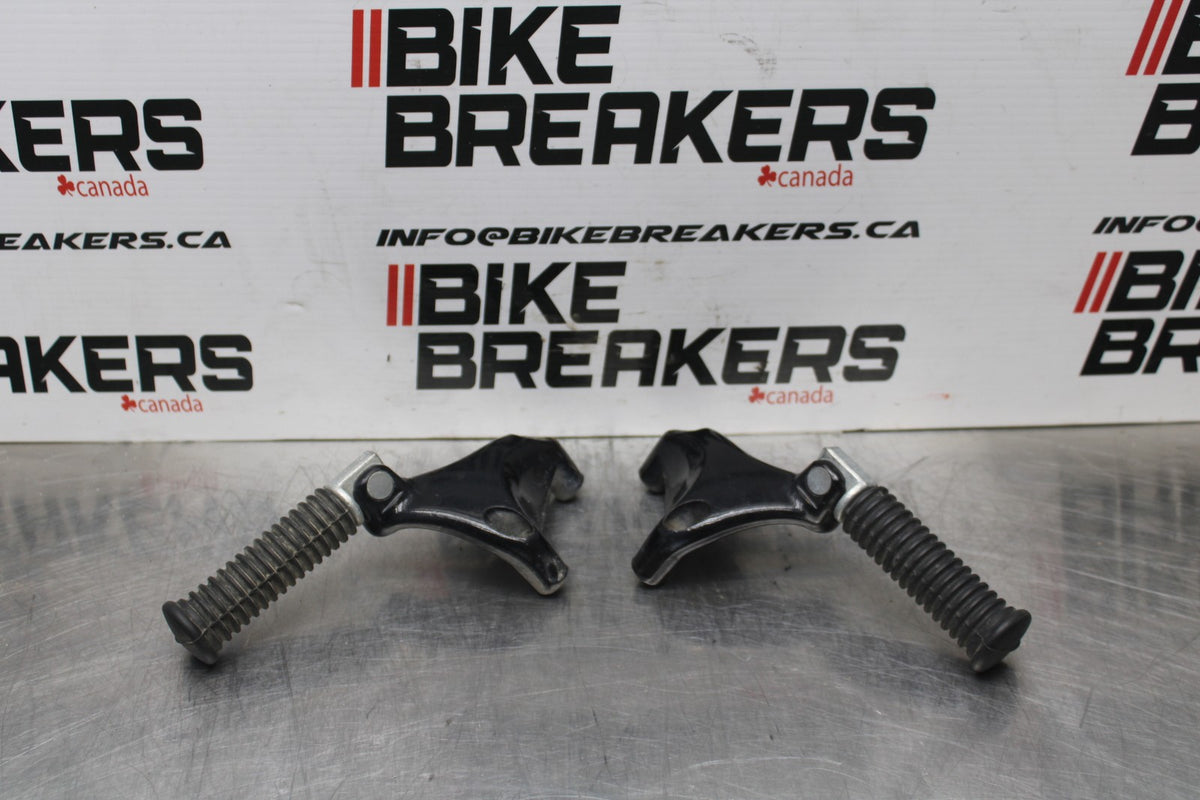 09 HARLEY-DAVIDSON SPORTSTER 1200 CUSTOM XL1200C REAR PASSENGER FOOT PEGS BB776