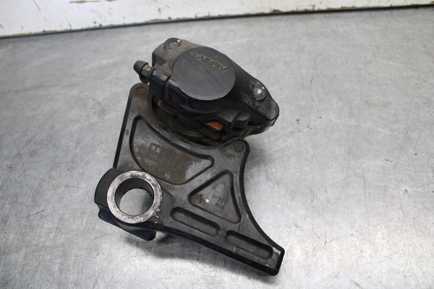 05-06 SUZUKI GSXR1000 REAR BRAKE CALIPER W MOUNT BRACKET 69100-29G20-999 BB663