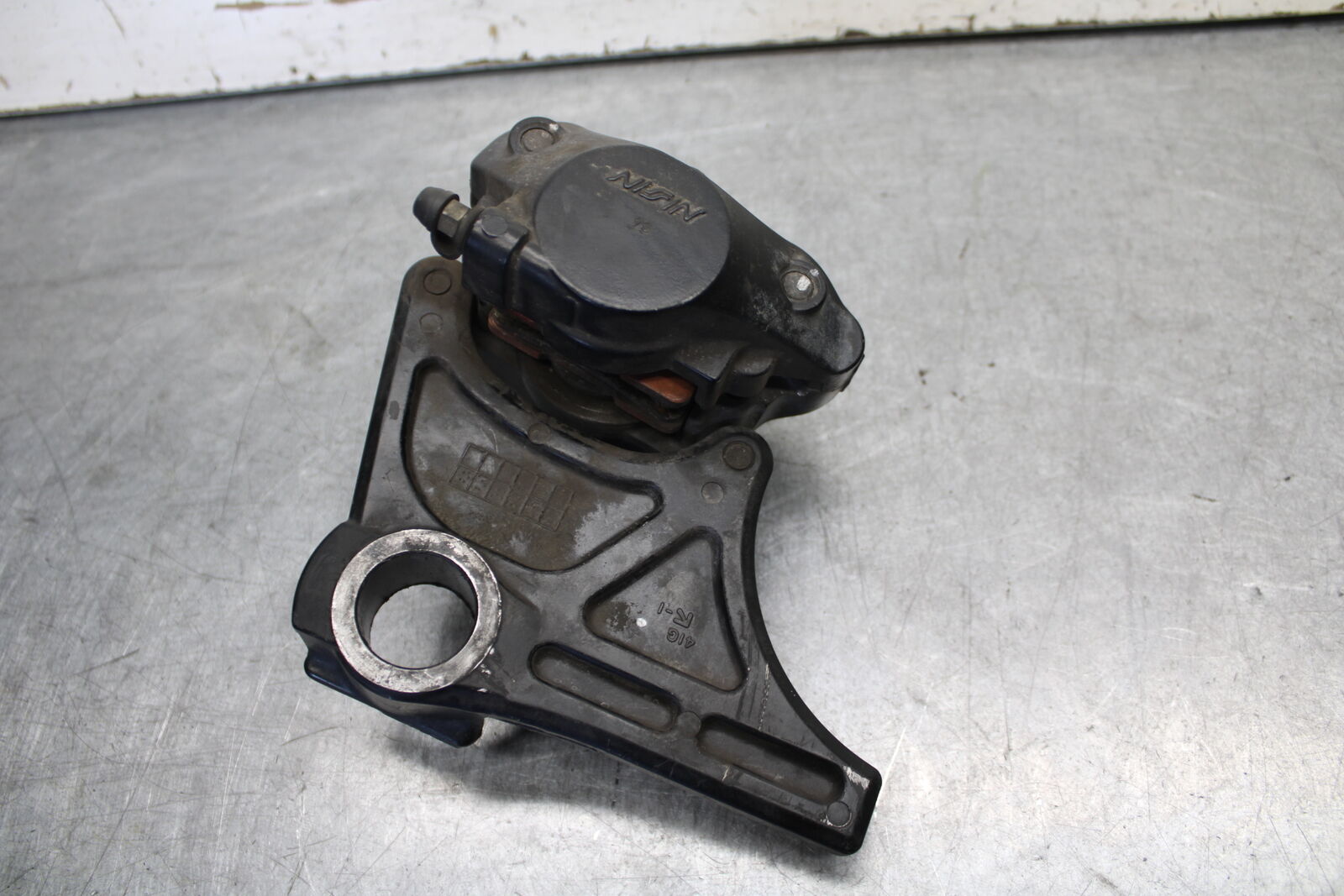 05-06 SUZUKI GSXR1000 REAR BRAKE CALIPER W MOUNT BRACKET 69100-29G20-999 BB663