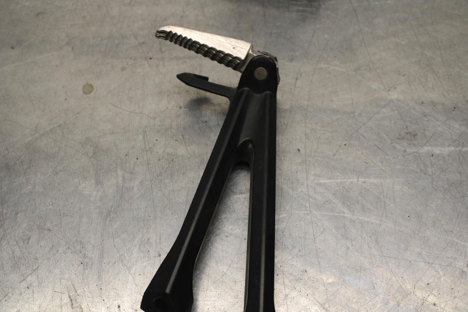 2011 Suzuki GSXR600 REAR BACK PASSENGER PEG SET PAIR BB605