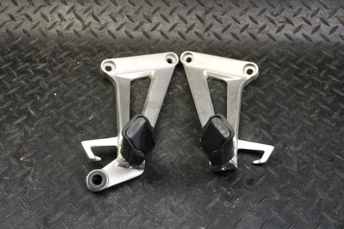 08 HONDA CBR125R REAR BACK PASSENGER PEG SET PAIR BB180
