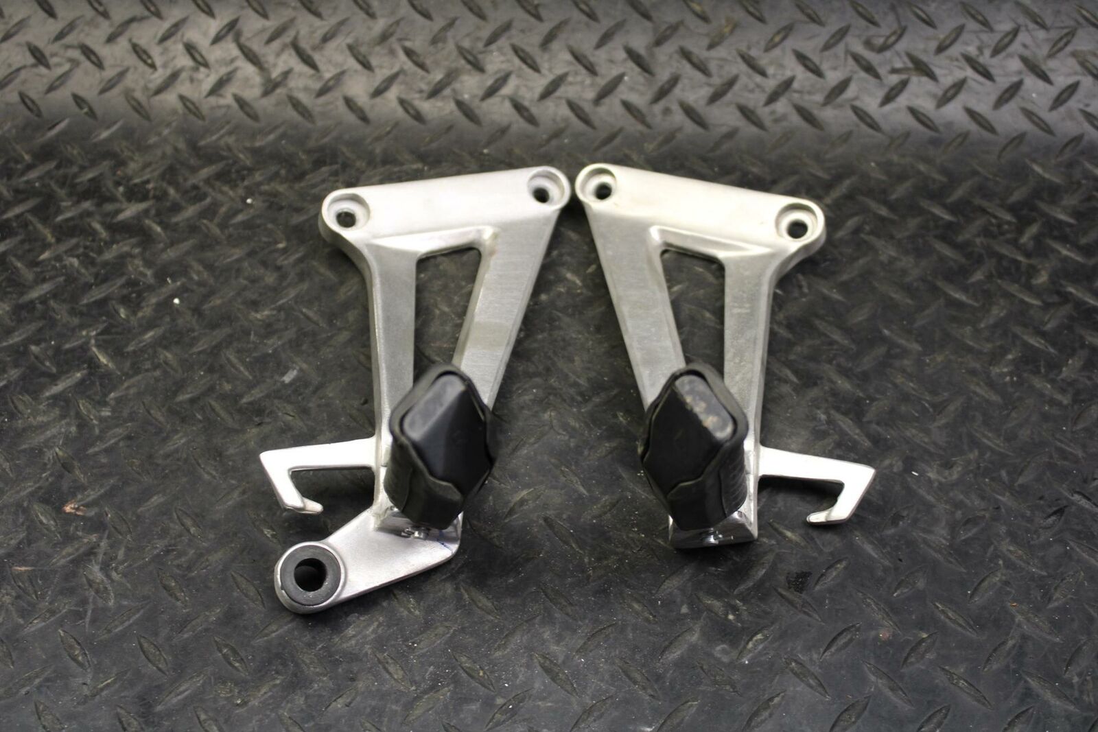 08 HONDA CBR125R REAR BACK PASSENGER PEG SET PAIR BB180