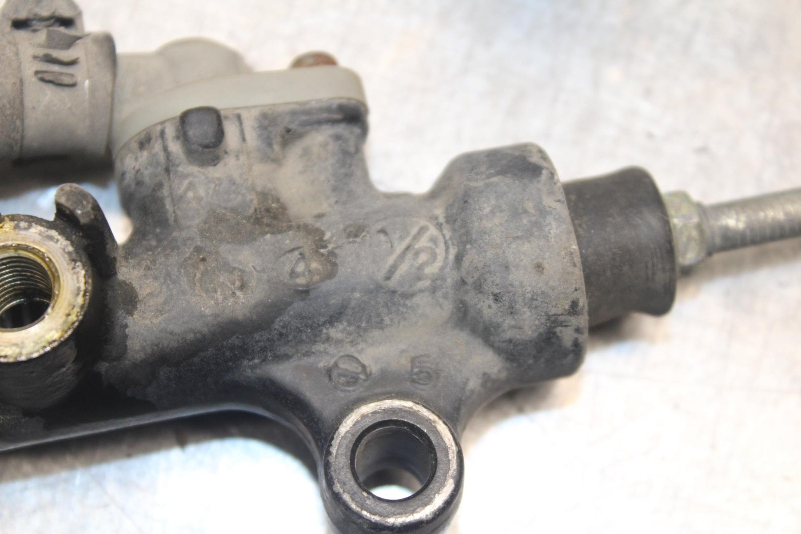 1988 Yamaha FZ600 RIGHT REARSET REAR SET DRIVER FOOT PEG REST STOP BB601
