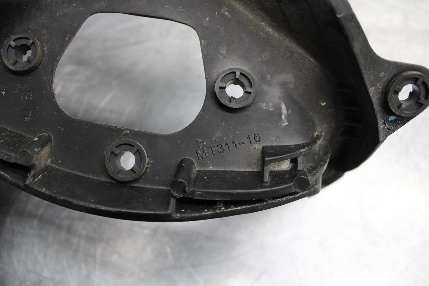 03-04 YAMAHA YZF R6  UPPER FAIRING MIRROR GAUGES STAY BRACKET BB481