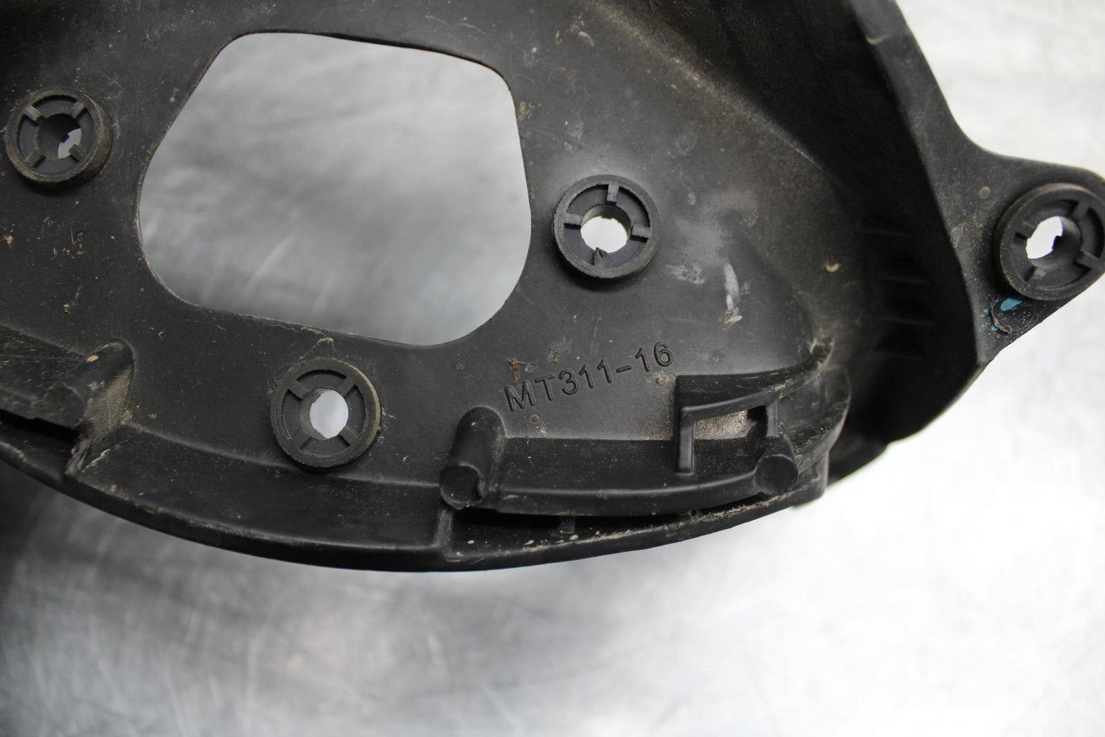 03-04 YAMAHA YZF R6  UPPER FAIRING MIRROR GAUGES STAY BRACKET BB481