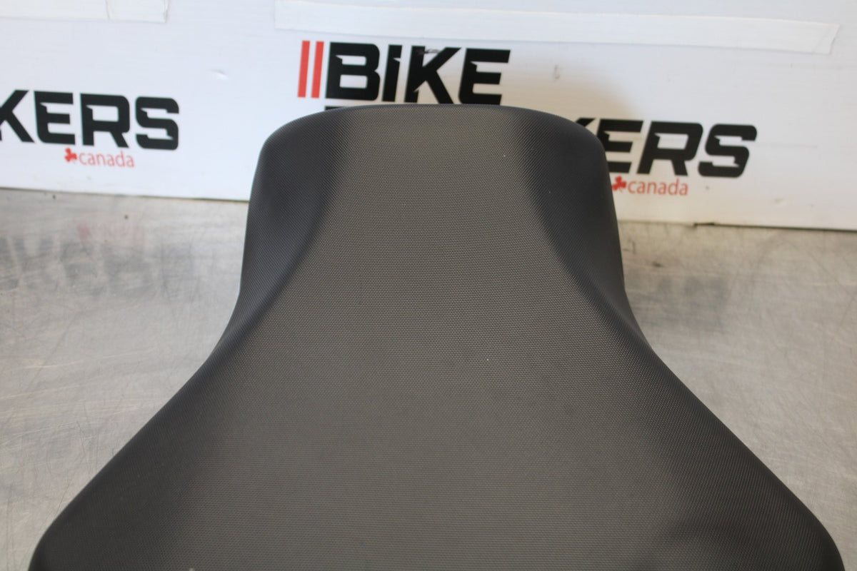 18 SUZUKI GSXR750 FRONT DRIVERS SEAT PAD SADDLE PILLION BB891