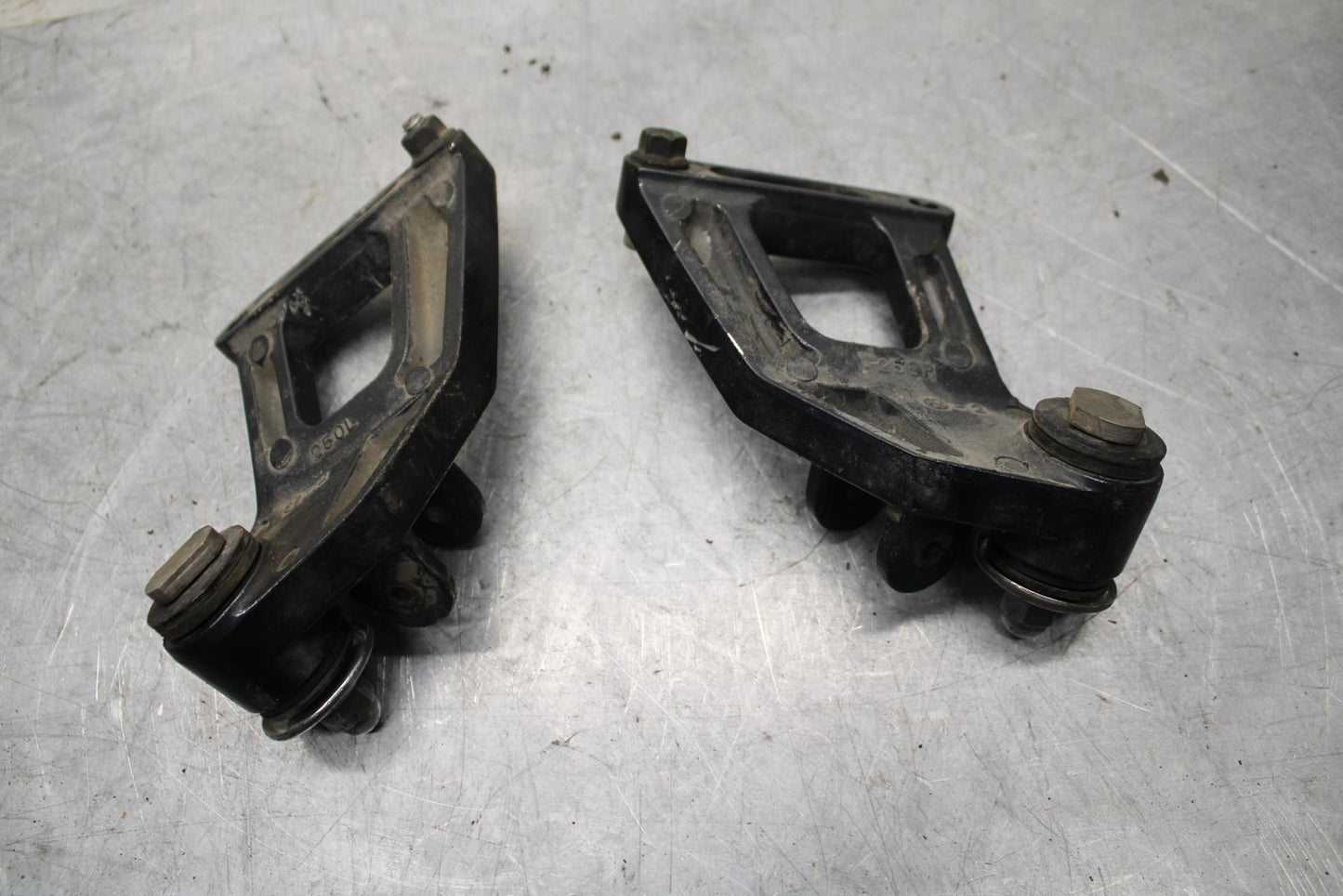 00-01 KAWASAKI ZZR600 REAR BACK PASSENGER PEG BRACKET SET PAIR BB31